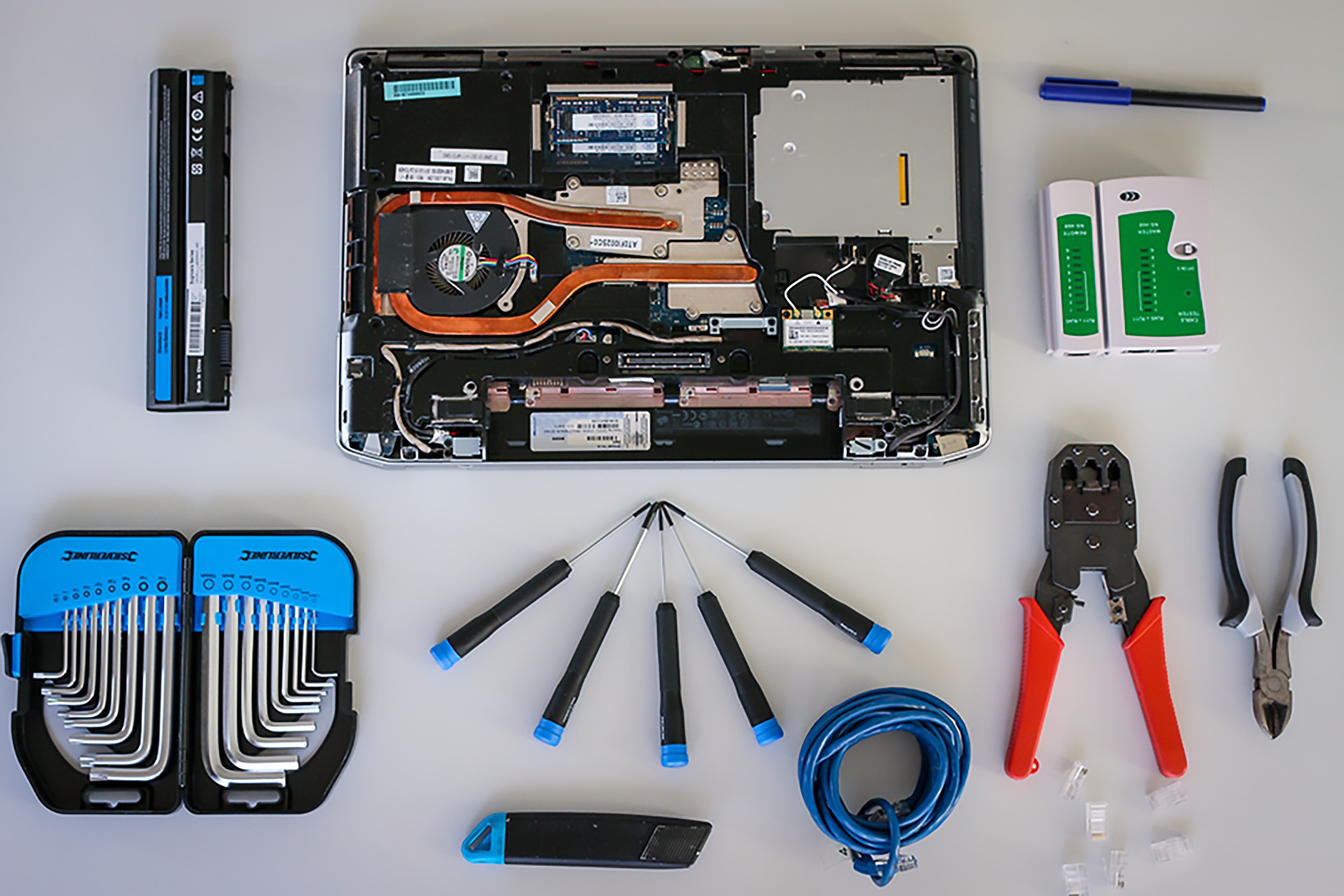 laptop-repair-tools-gec32bb9ff_1920.jpg